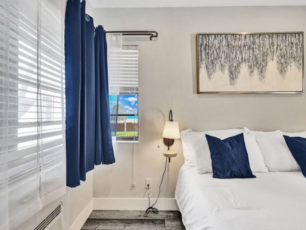 Hollywood Condo 978766