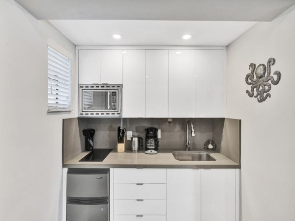 Hollywood Condo 978766