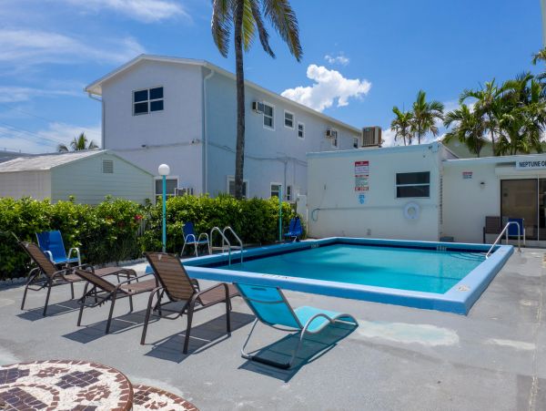Hollywood Condo 978766
