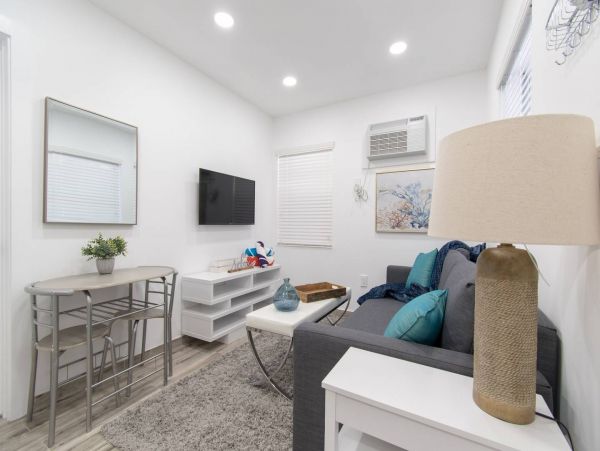 Hollywood Home 978767