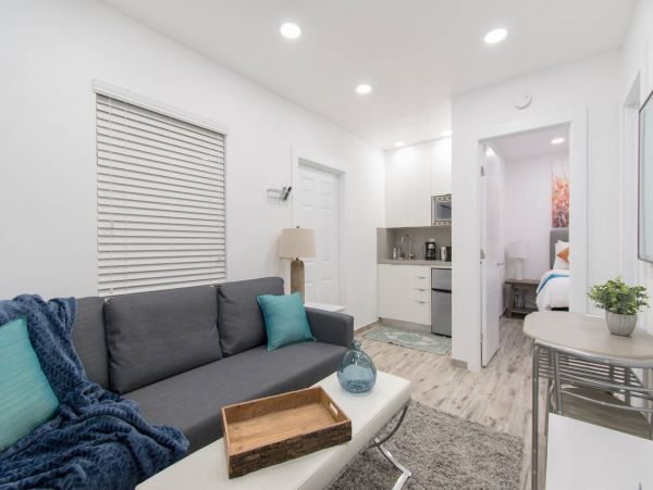 Hollywood Home 978767