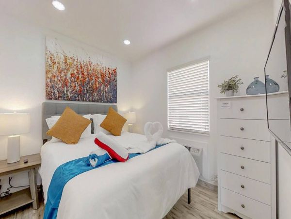 Hollywood Home 978767