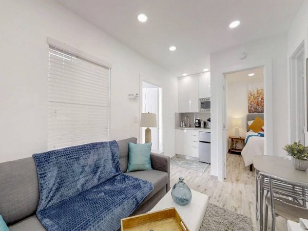 Hollywood Home 978767