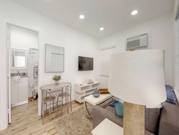 Hollywood Home 978767