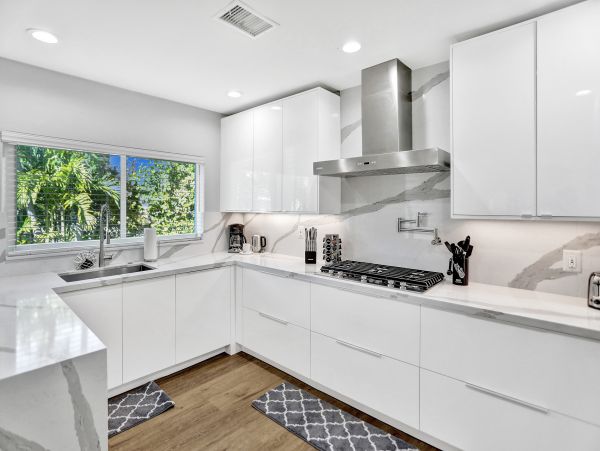 Hollywood Waterfront 3 Bedroom Pool Home With Canal Views