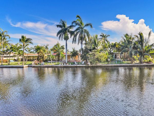 Hollywood Waterfront 3 Bedroom Pool Home With Canal Views
