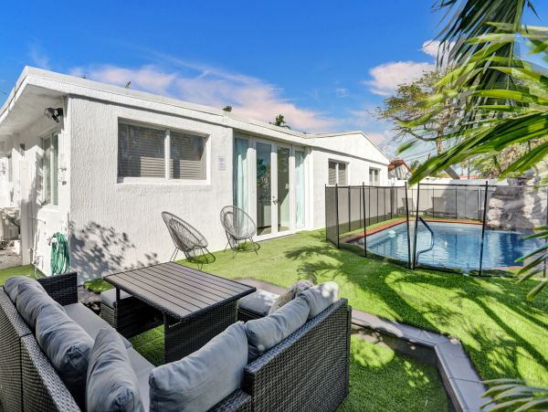 Hollywood Waterfront 3 Bedroom Pool Home With Canal Views