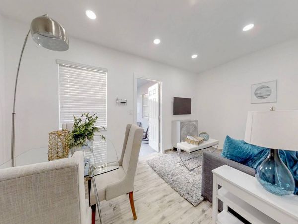Hollywood Condo 978770