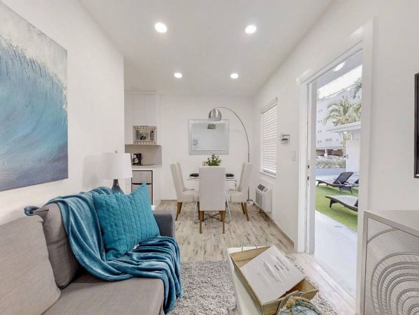 Hollywood Condo 978770