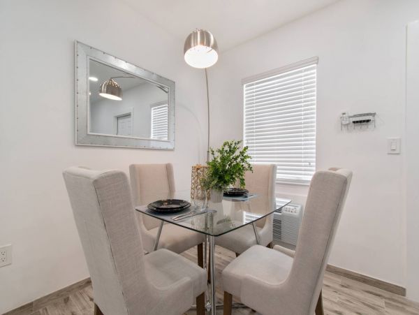 Hollywood Condo 978770