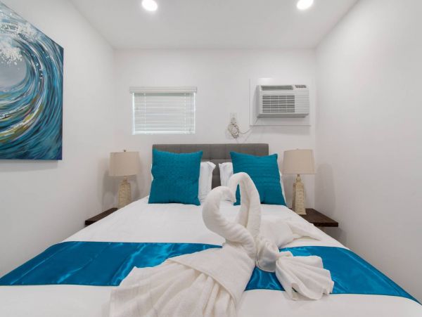 Hollywood Condo 978770