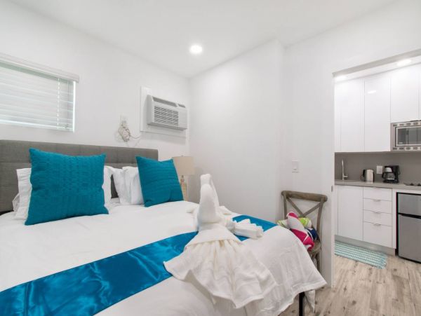 Hollywood Condo 978770