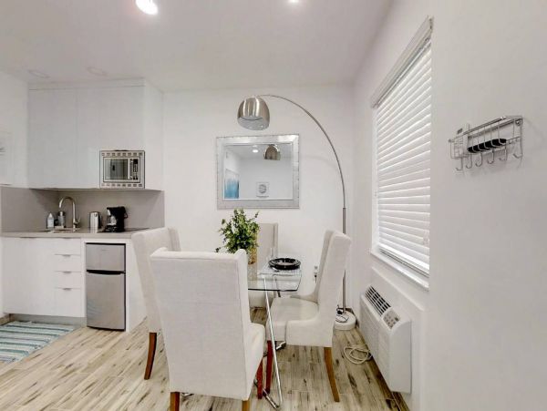 Hollywood Condo 978770