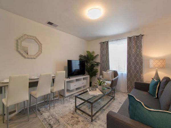 Hollywood Condo 978772
