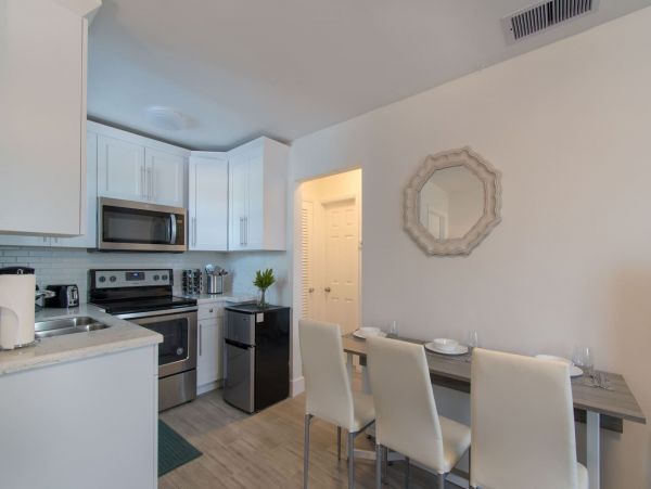 Hollywood Condo 978772