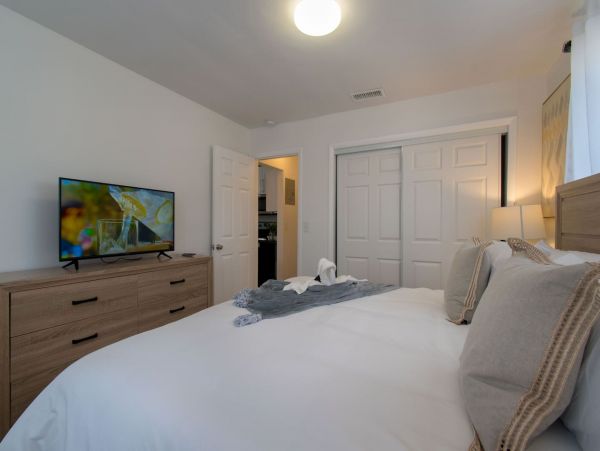 Hollywood Condo 978772