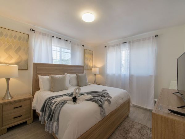 Hollywood Condo 978772