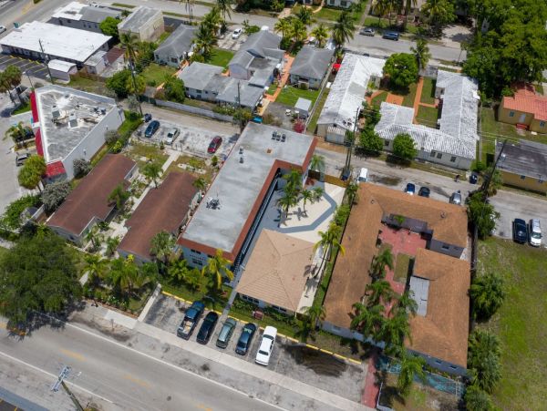 Hollywood Condo 978772