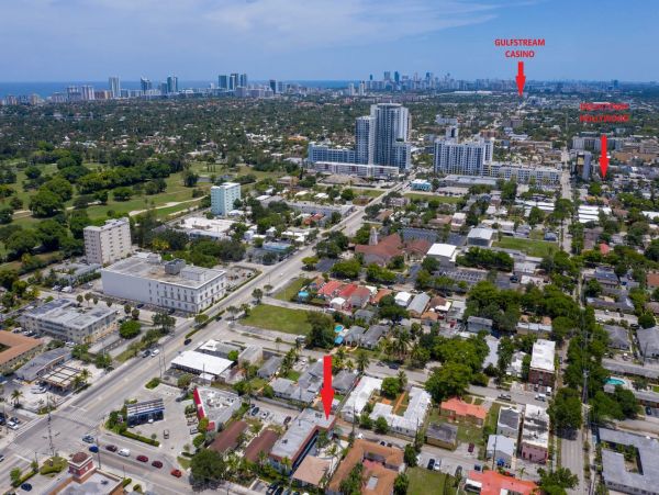 Hollywood Condo 978772