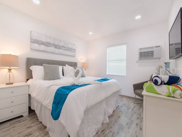Hollywood Condo 978773