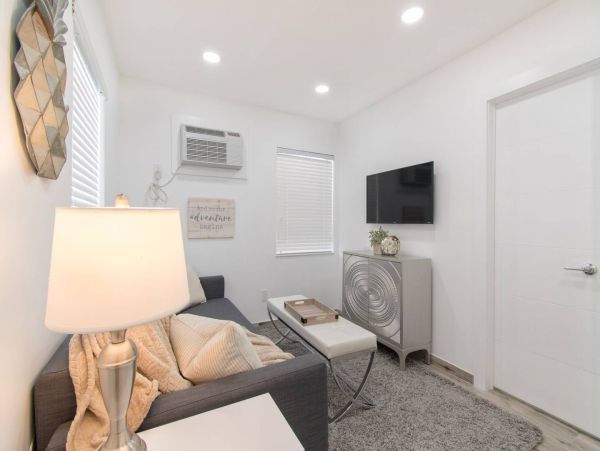 Hollywood Condo 978773