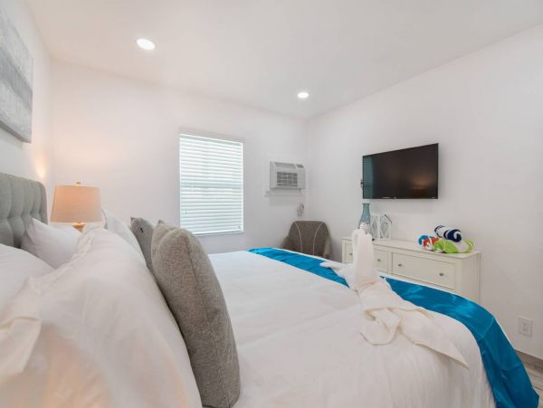 Hollywood Condo 978773