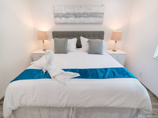 Hollywood Condo 978773