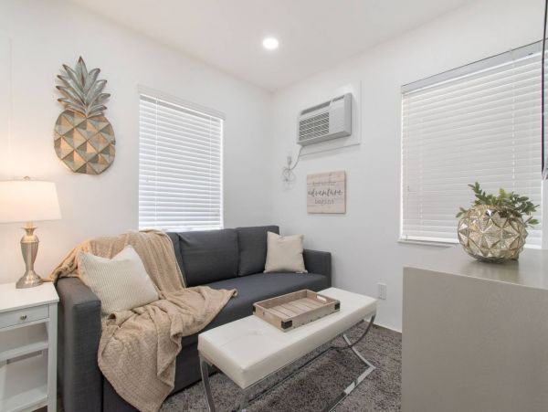 Hollywood Condo 978773