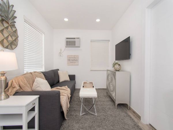 Hollywood Condo 978773