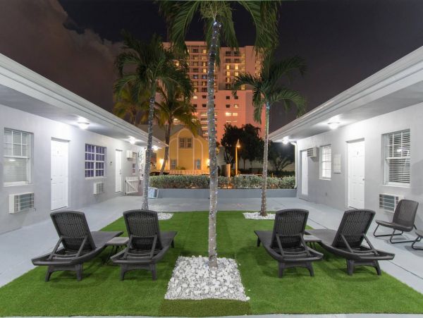 Hollywood Condo 978773