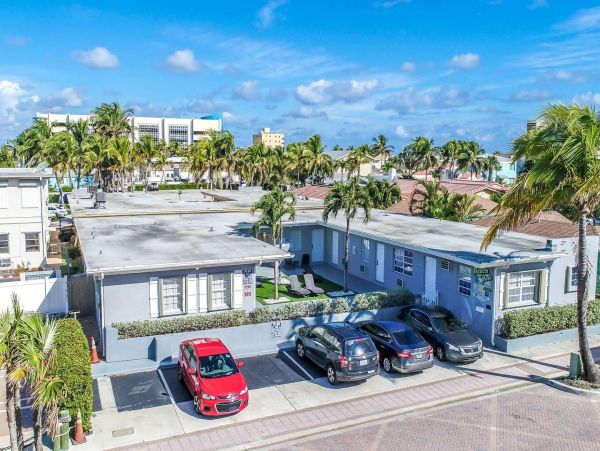 Hollywood Condo 978773