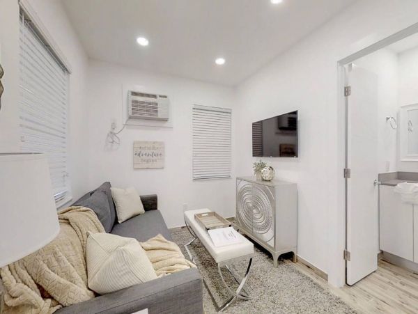 Hollywood Condo 978773