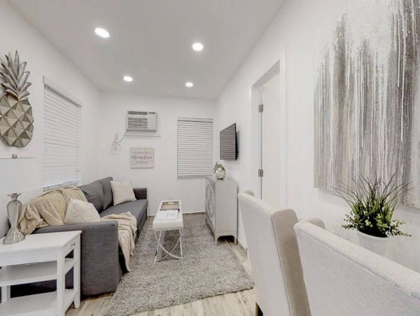 Hollywood Condo 978773