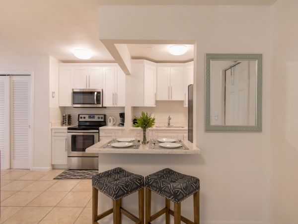 Hollywood Condo 978774
