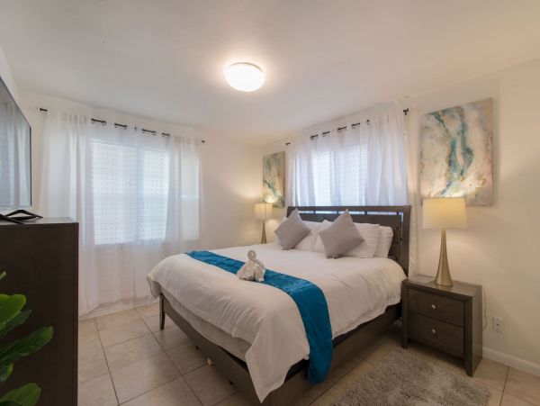 Hollywood Condo 978774