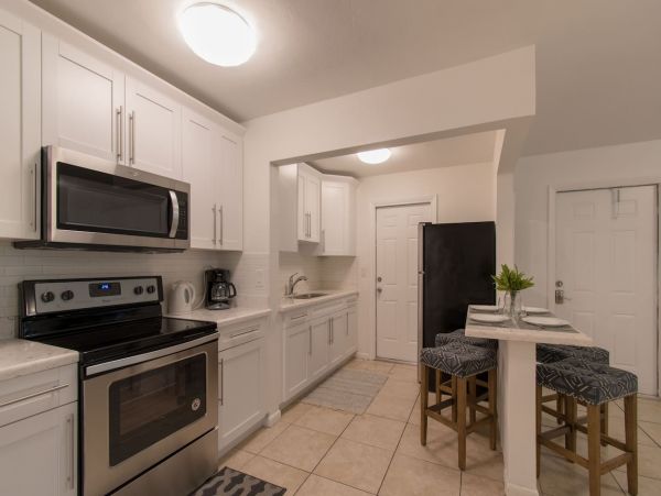 Hollywood Condo 978774