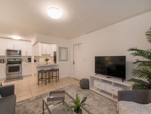 Hollywood Condo 978774