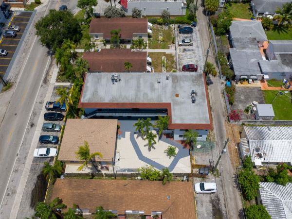 Hollywood Condo 978774