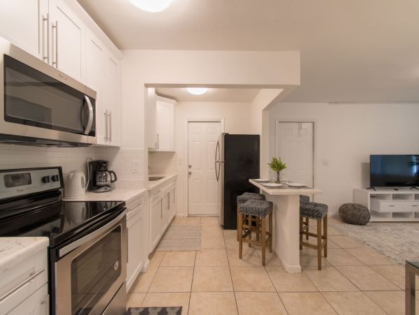 Hollywood Condo 978774
