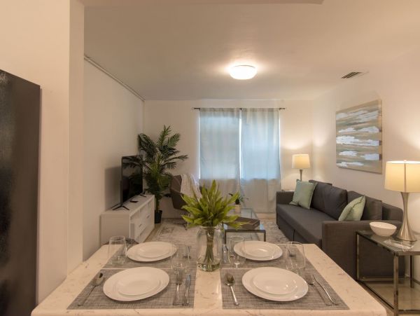 Hollywood Condo 978774