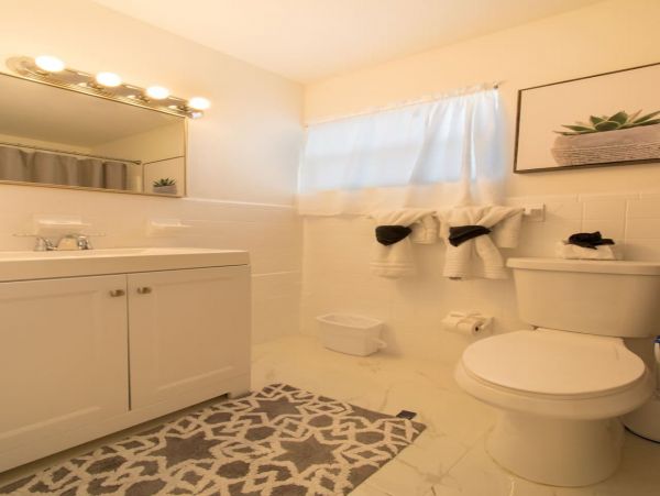 Hollywood Condo 978774