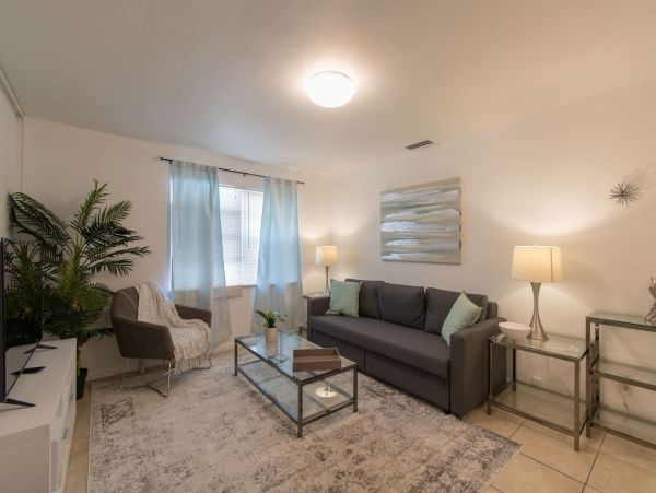 Hollywood Condo 978774