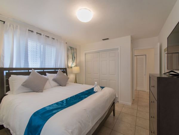 Hollywood Condo 978774