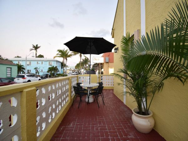 Hollywood Condo 978775