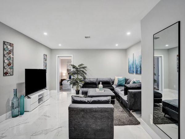 Hollywood Home 978777