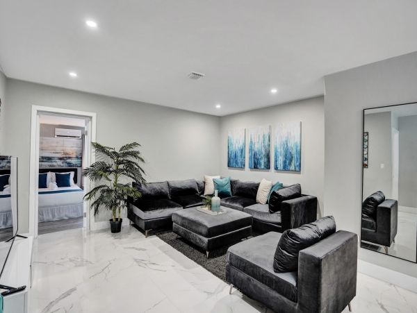 Hollywood Home 978777