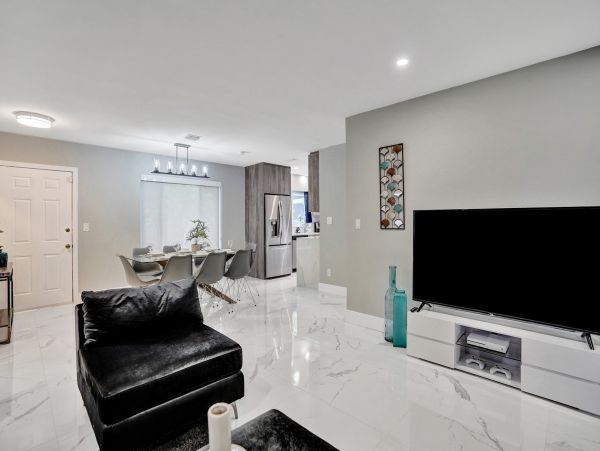 Hollywood Home 978777