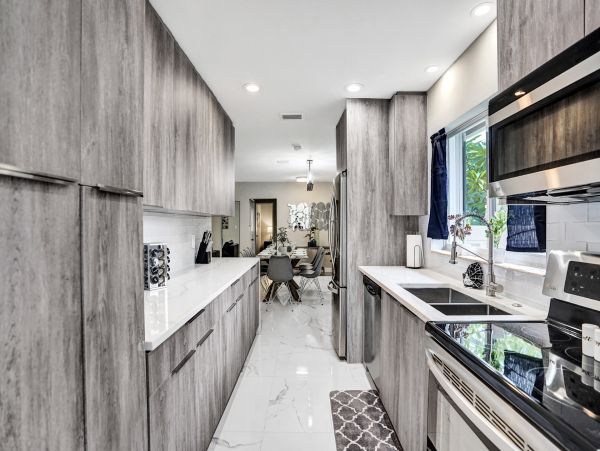 Hollywood Home 978777