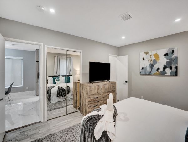 Hollywood Home 978777