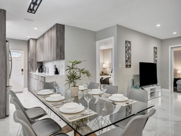 Hollywood Home 978777